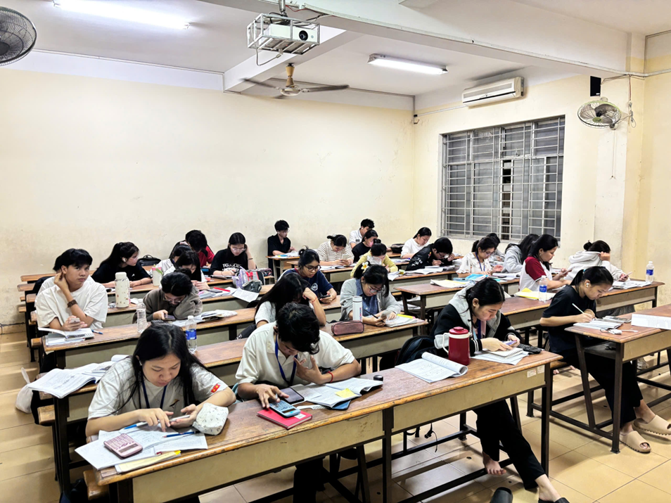 Học sinh lớp K36B1 tham gia ngoại khóa